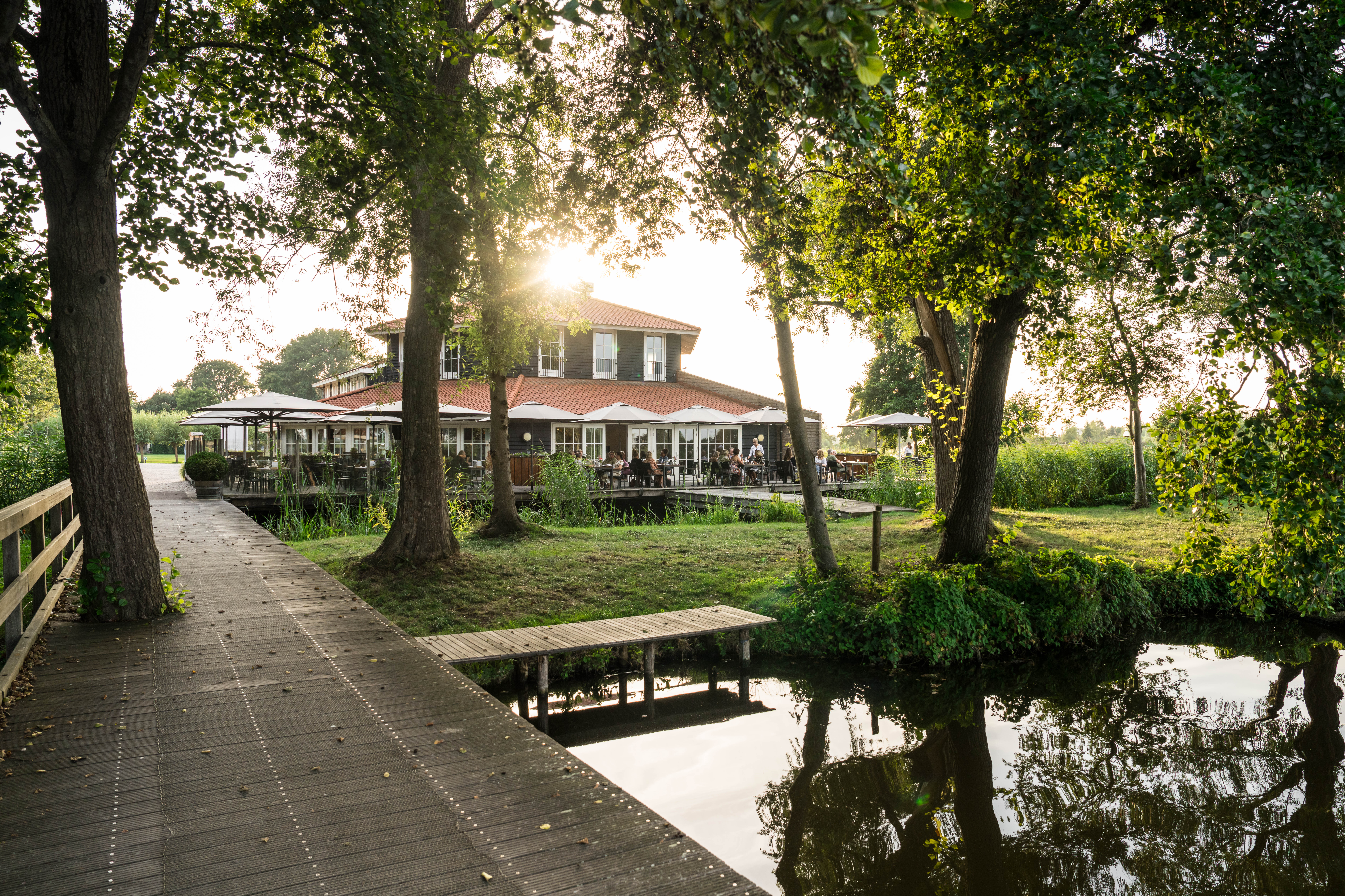 Terras_zomeravond_vanaf_steiger