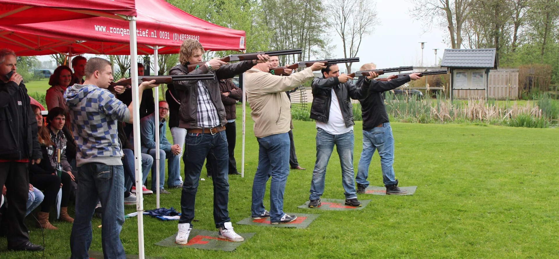 Laser kleiduif schieten